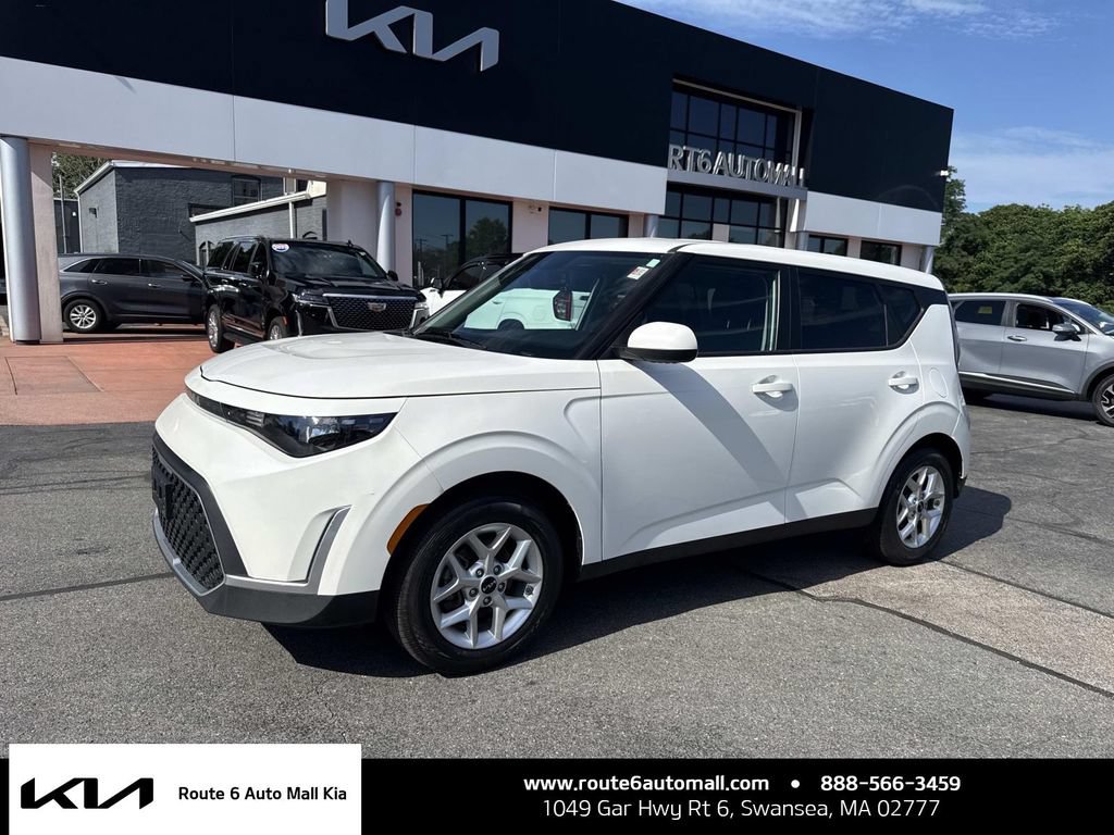 Used 2024 Kia Soul LX w/ Option Group 015 FWD image 1