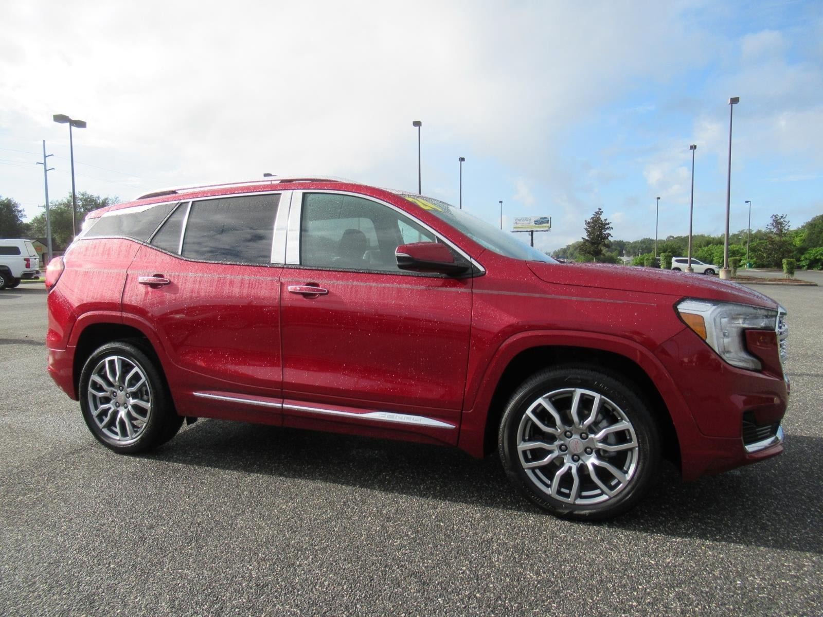 Used 2024 GMC Terrain Denali w/ Denali Premium Package AWD/4WD image 2