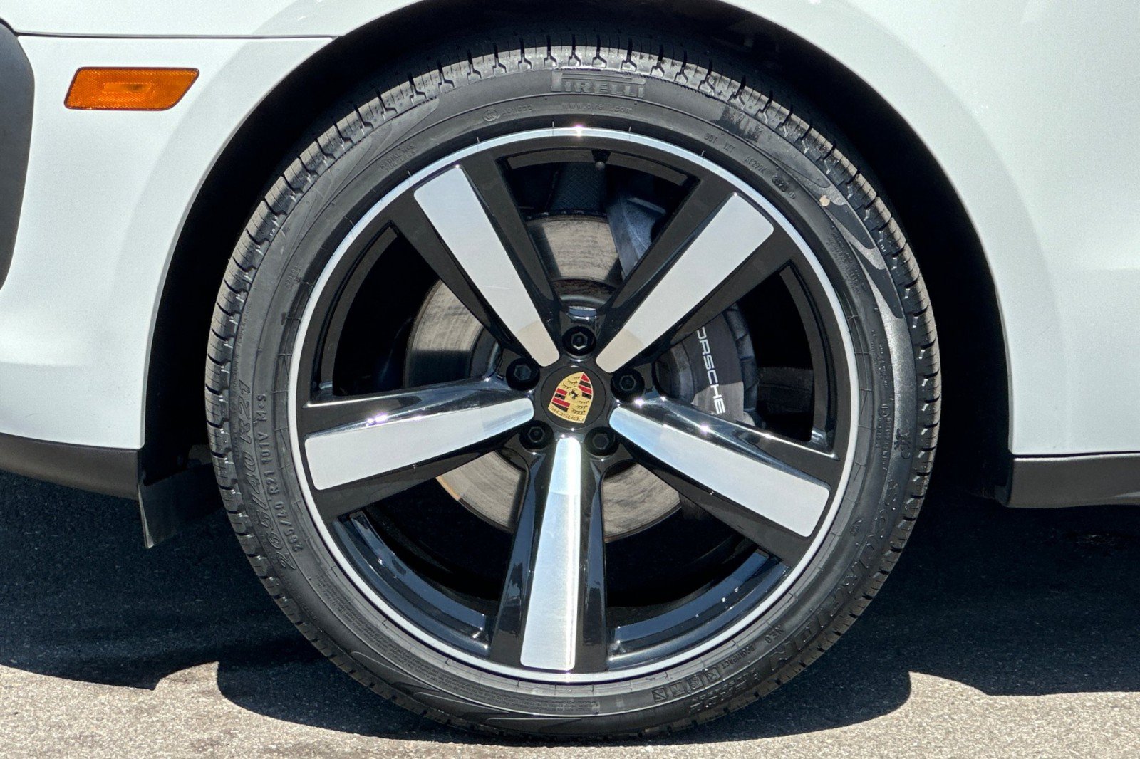 Certified 2023 Porsche Macan Turbo AWD/4WD image 27