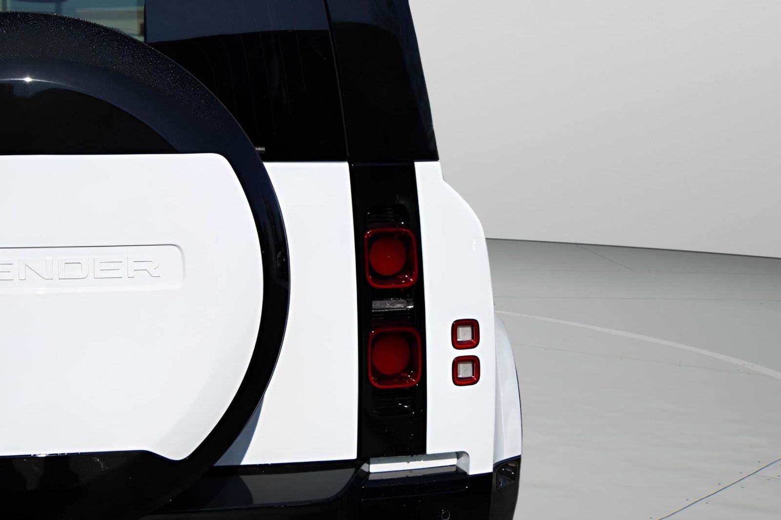 New 2025 Land Rover Defender 110 X-Dynamic SE image 34