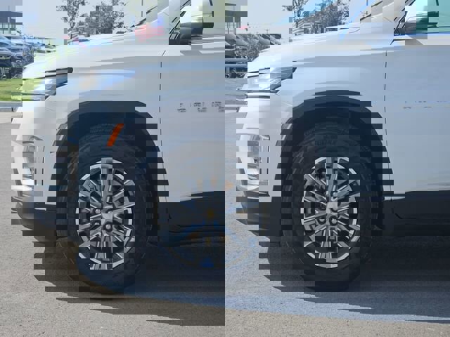 Used 2023 Chevrolet Traverse LT image 43