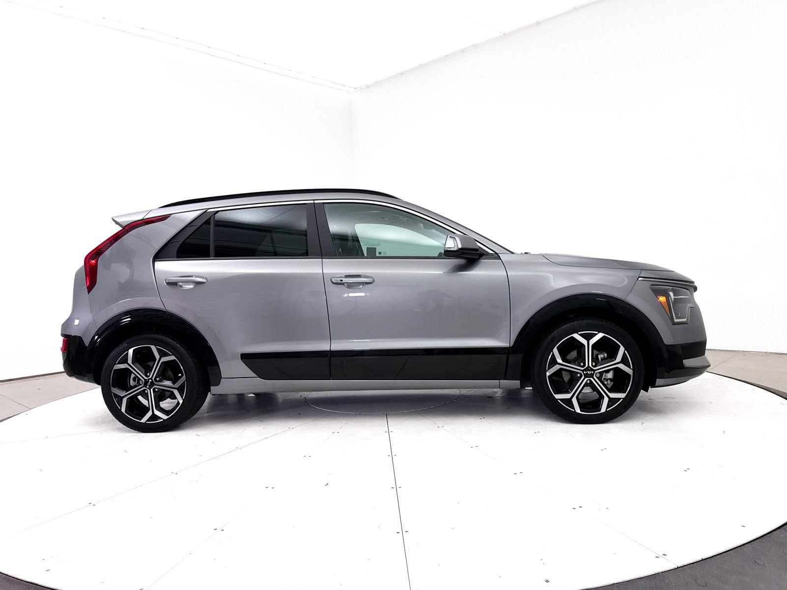 Used 2024 Kia Niro EX Touring FWD image 42