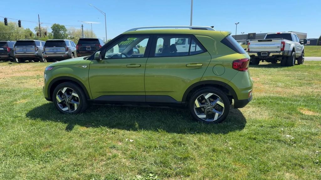 Used 2021 Hyundai Venue SEL FWD image 4