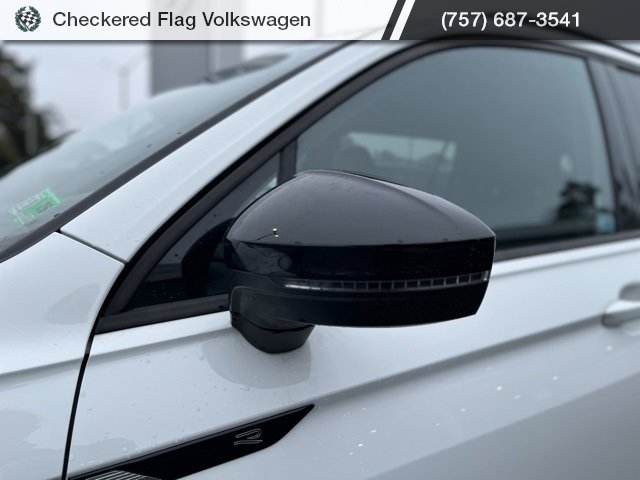 Used 2022 Volkswagen Tiguan SE R-Line image 2