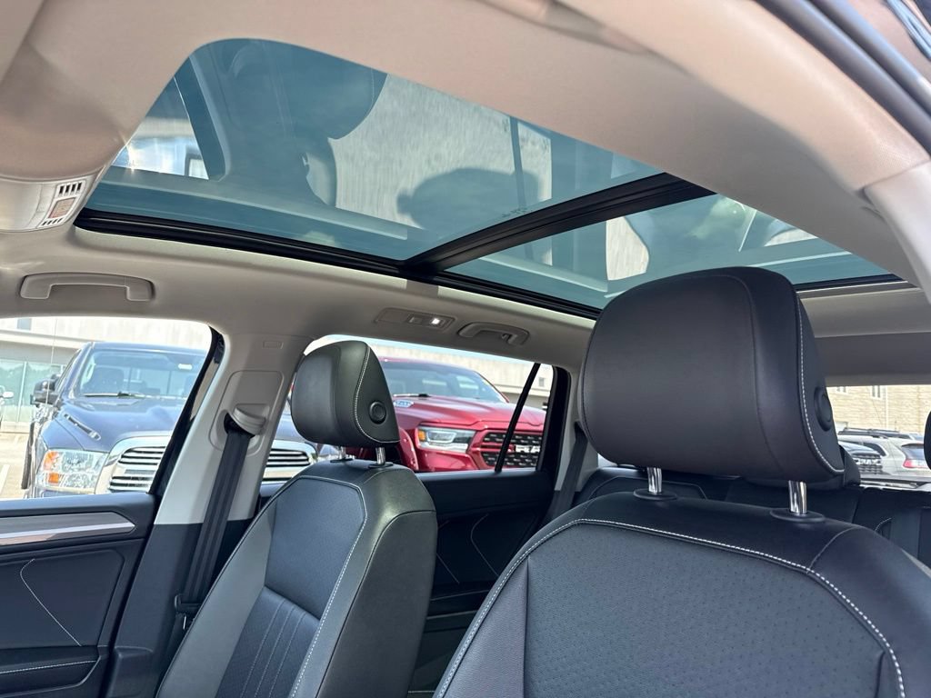 Used 2022 Volkswagen Tiguan SE w/ Panoramic Sunroof Package AWD/4WD image 16