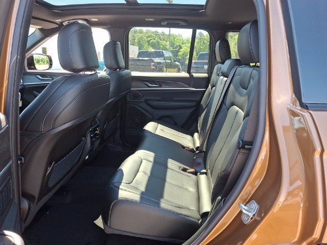 New 2026 Jeep Grand Cherokee Limited w/ Limited Altitude Package AWD/4WD image 7