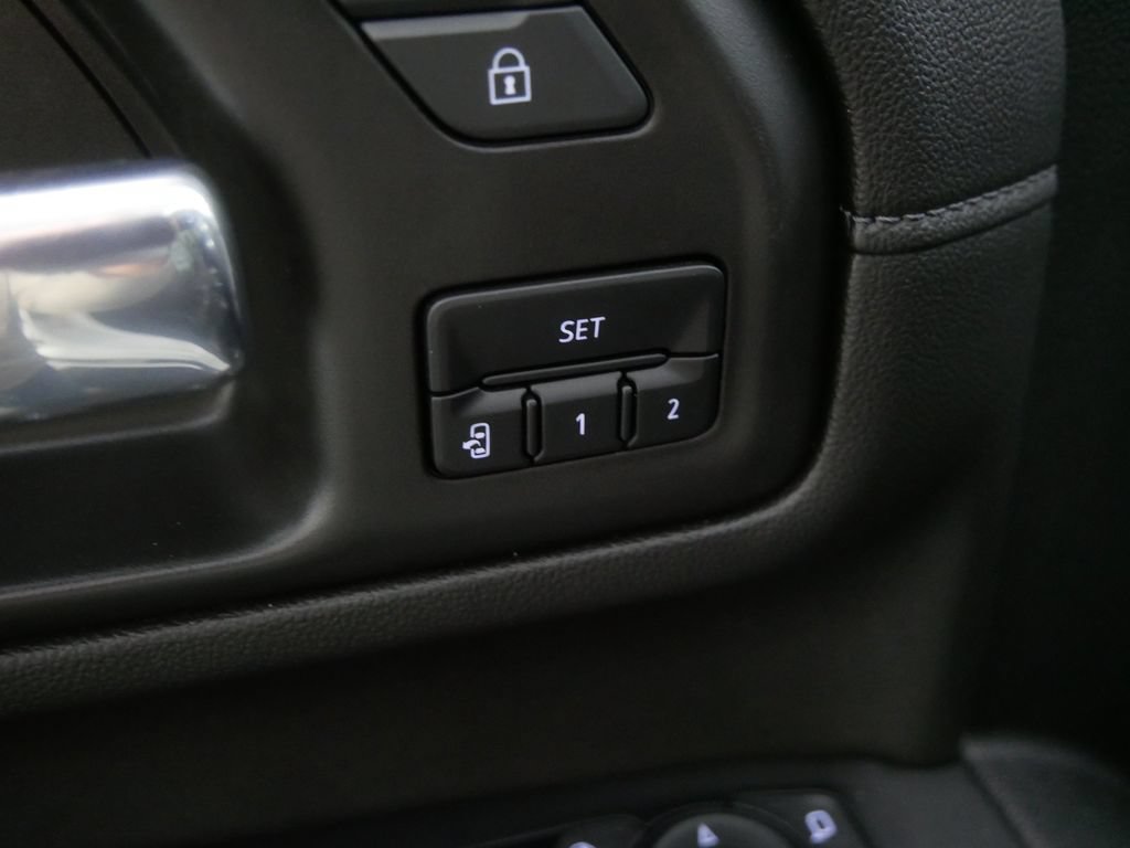 Used 2023 GMC Sierra 3500 Denali w/ Technology Package AWD/4WD image 18