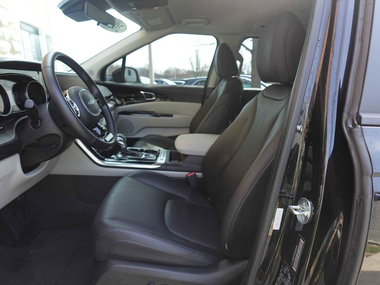 Used 2024 Kia Carnival EX image 12