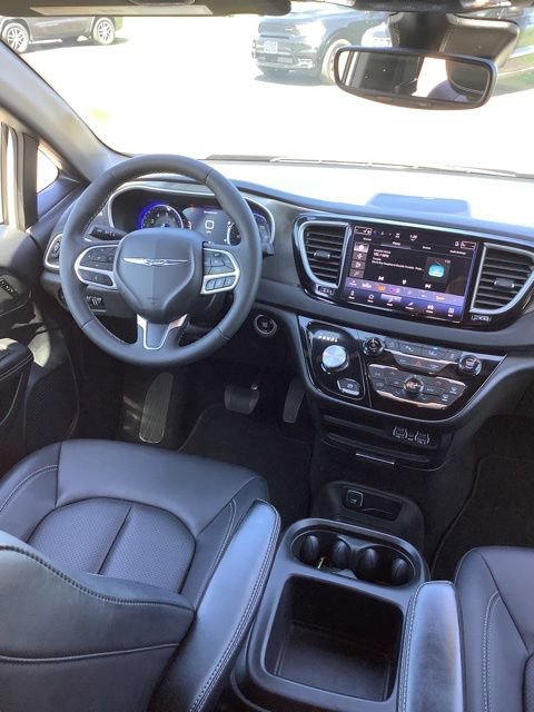 Certified 2025 Chrysler Pacifica Select FWD image 23