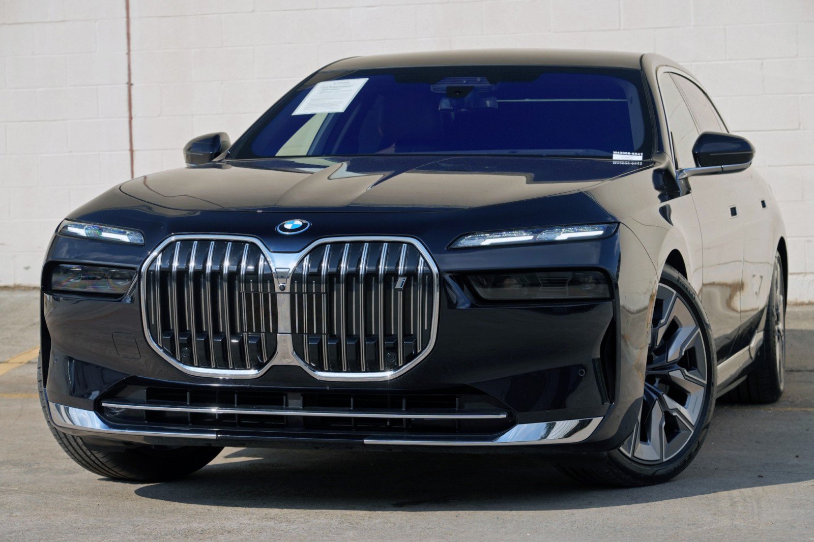 Used 2023 BMW i7 xDrive60 w/ Executive Package 2 AWD/4WD image 3
