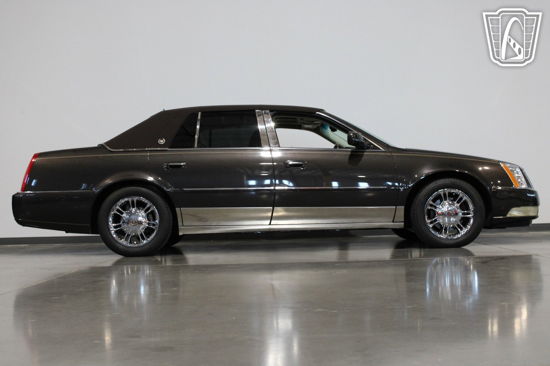 Used 2008 Cadillac DTS Performance w/ Platinum Edition image 16