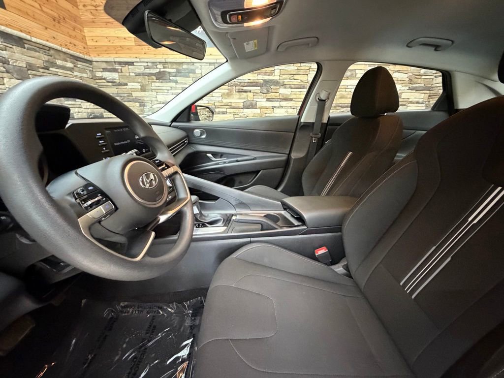 Used 2023 Hyundai Elantra SEL w/ Preferred Accessory Package image 10