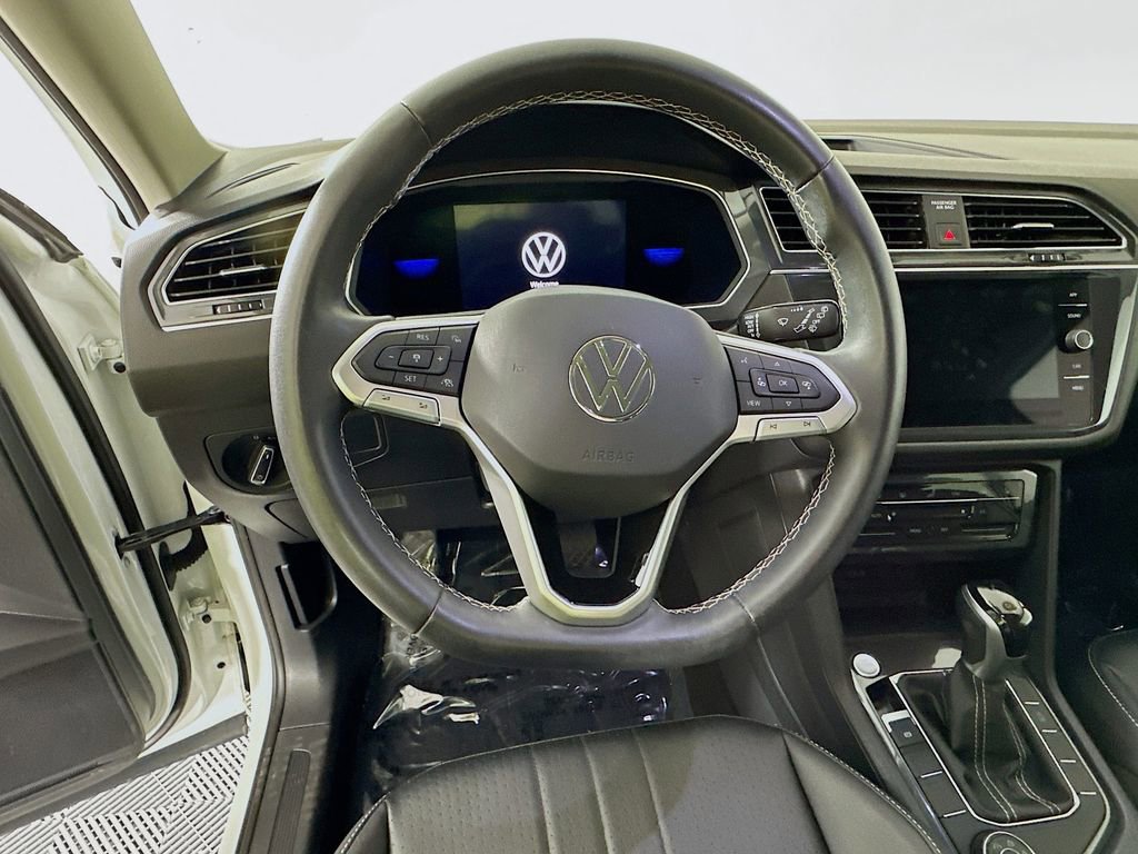Used 2023 Volkswagen Tiguan SE w/ Panoramic Sunroof Package image 16