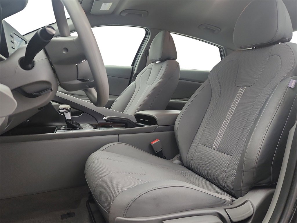 Used 2021 Hyundai Elantra SE image 11