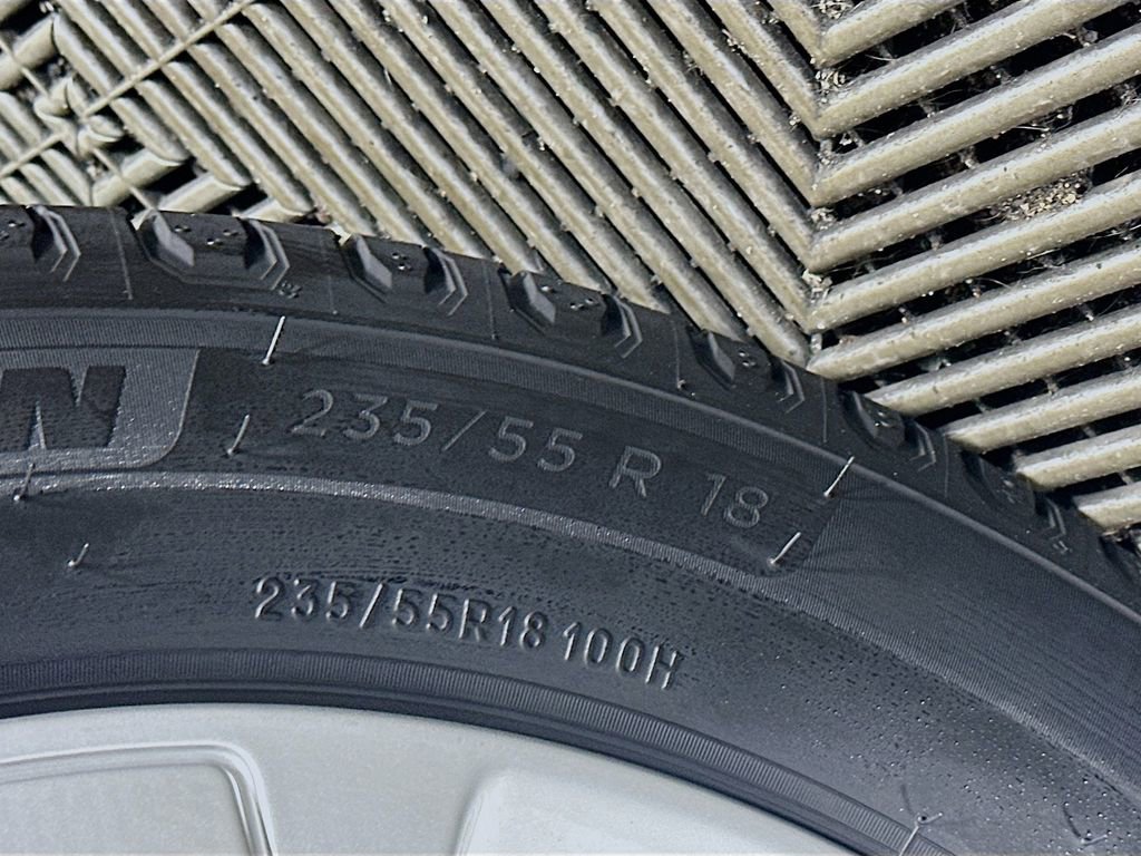 Used 2022 Volvo XC40 T4 Momentum image 32