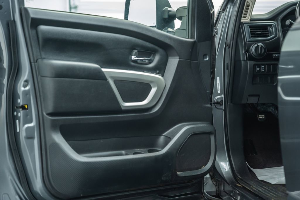 Used 2022 Nissan Titan SV w/ SV Convenience Package image 39