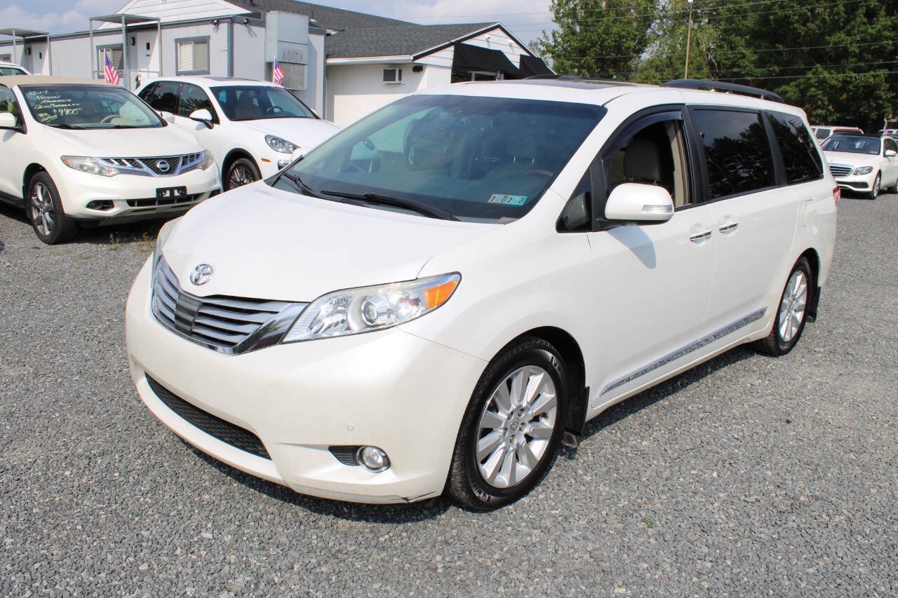 Used 2013 Toyota Sienna Limited w/ Premium Pkg FWD image 2