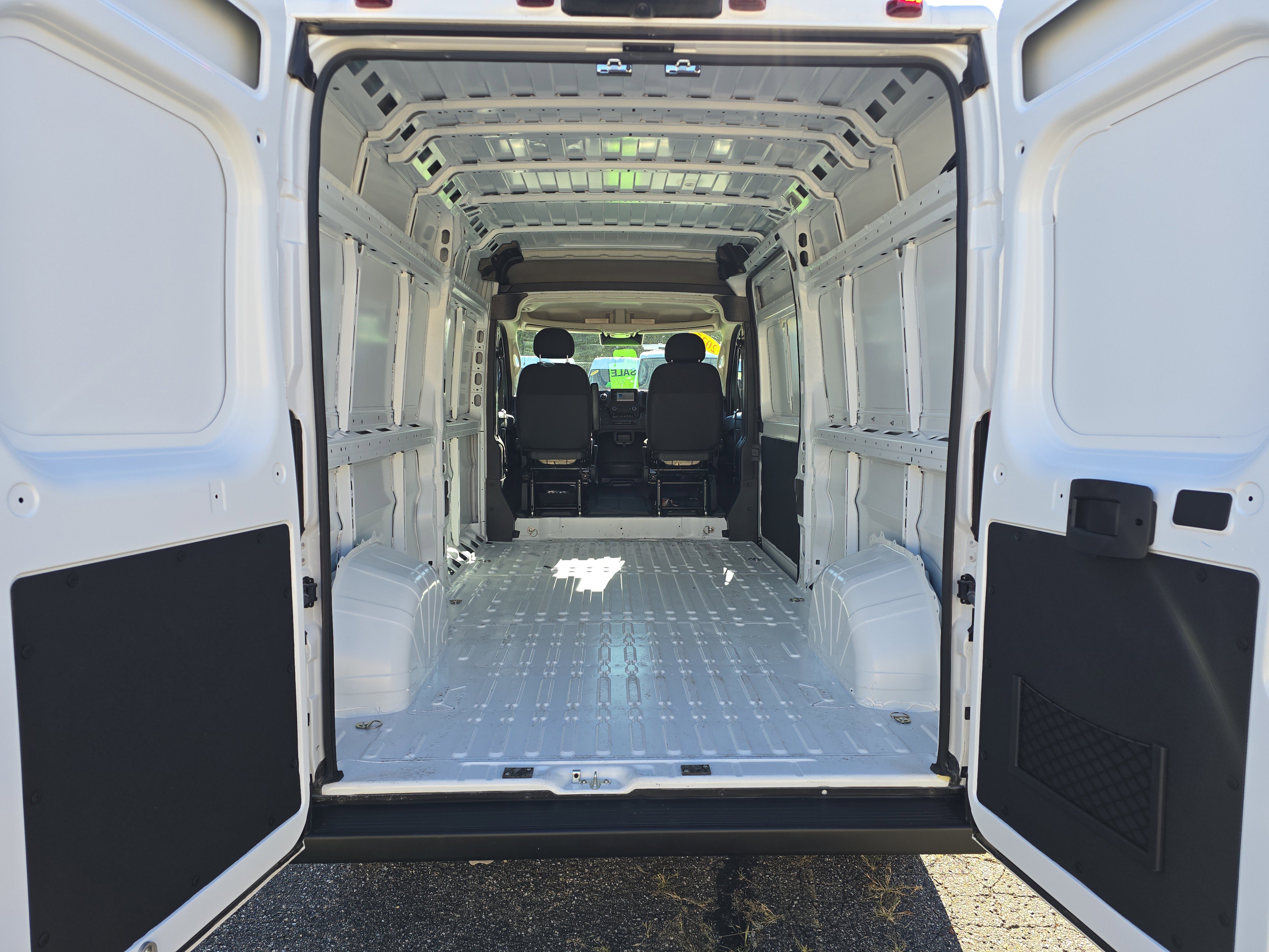 Used 2025 RAM ProMaster 2500 w/ Storage Group image 7