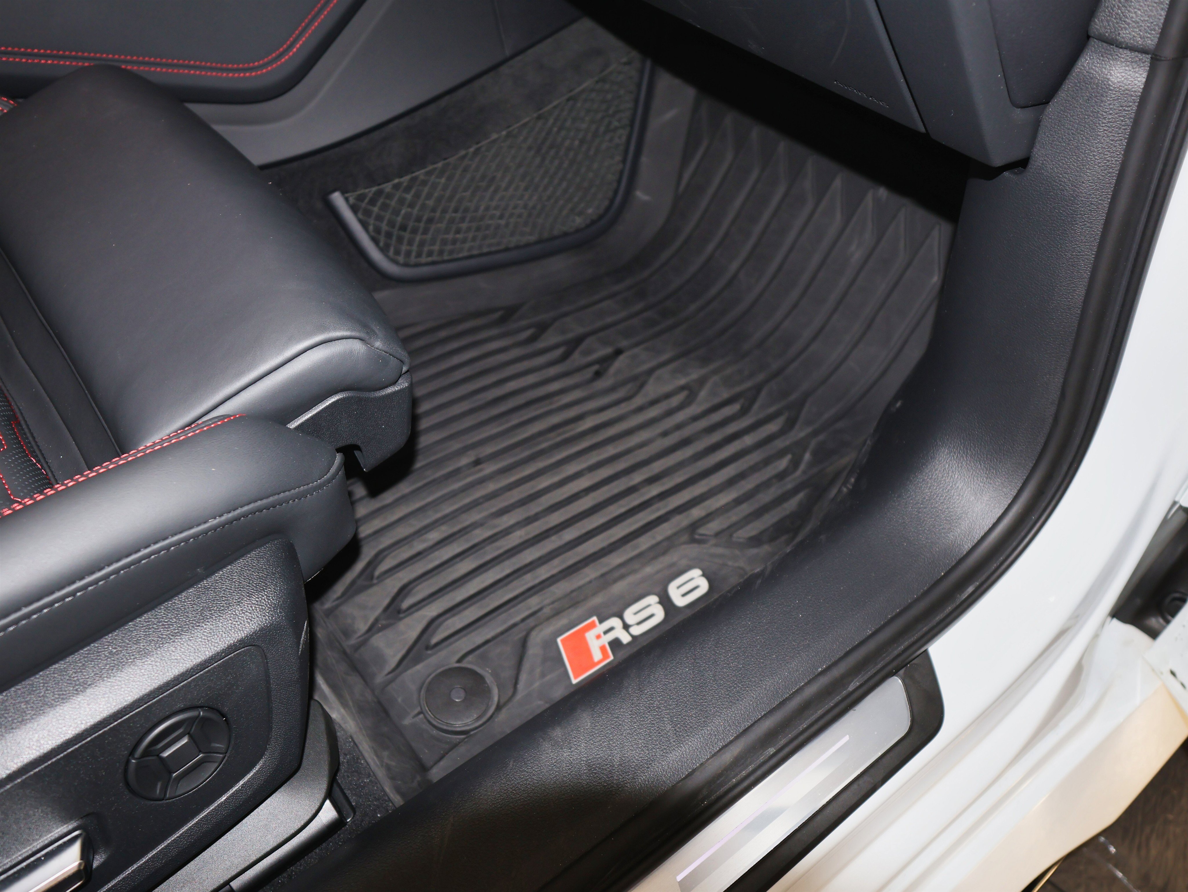 Used 2021 Audi RS 6 w/ Executive Package image 51