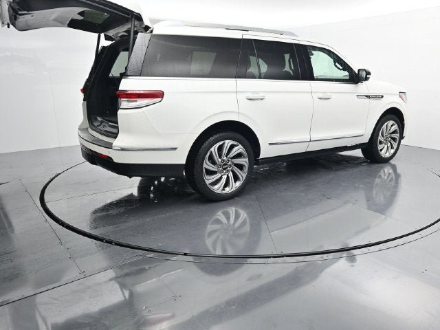 Used 2023 Lincoln Navigator Reserve AWD/4WD image 10