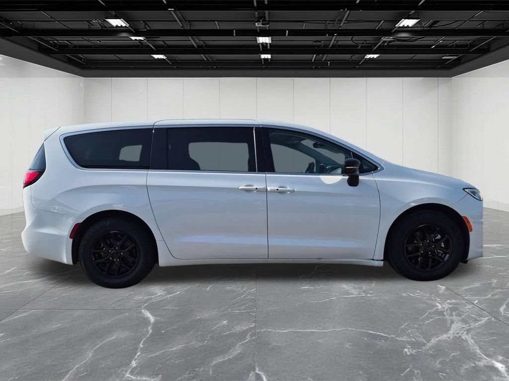 Used 2024 Chrysler Pacifica Touring-L FWD image 6