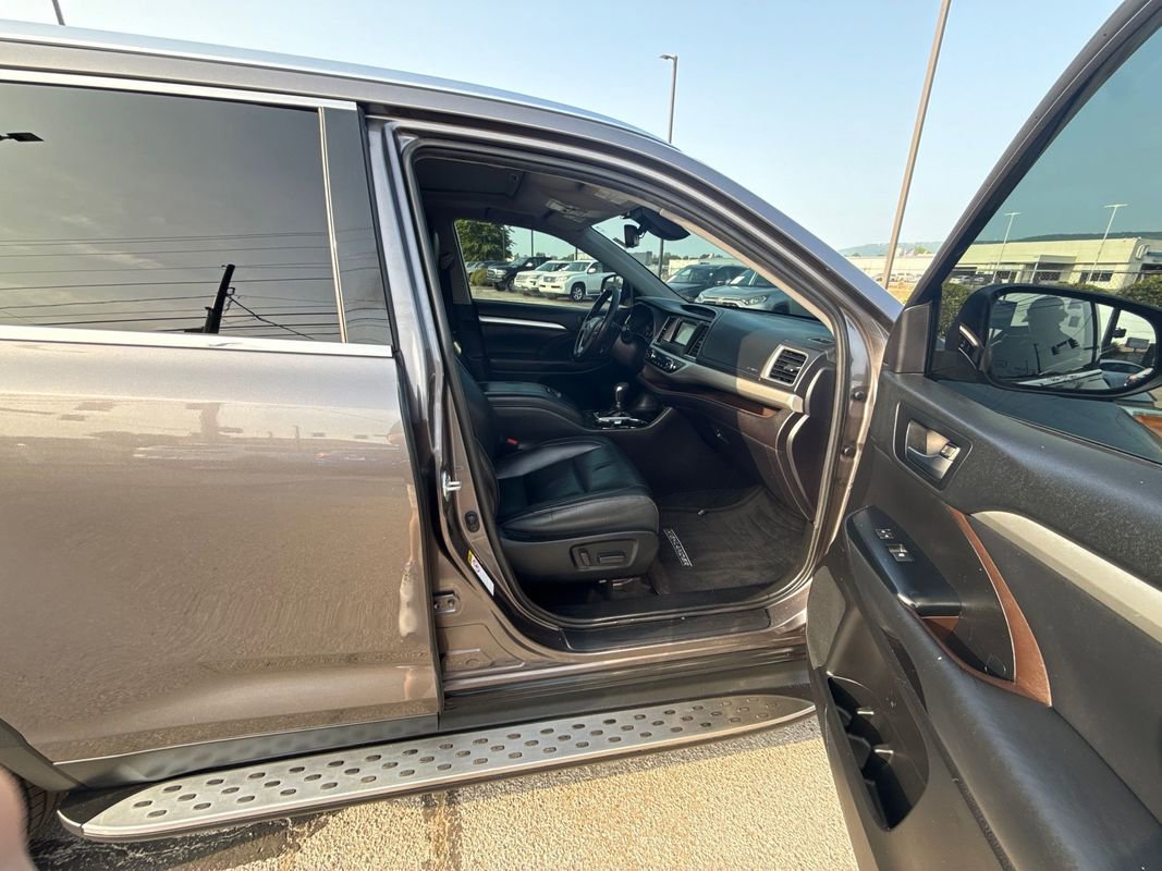 Used 2019 Toyota Highlander XLE FWD image 19