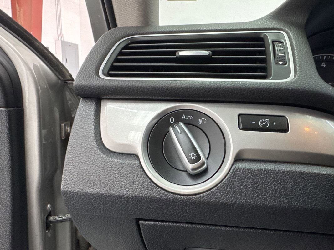 Used 2014 Volkswagen Passat 1.8T Wolfsburg Edition image 11