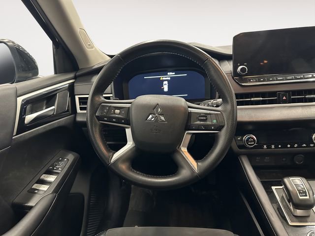 Used 2024 Mitsubishi Outlander SE Black Edition image 12