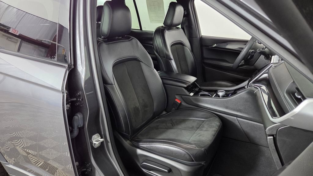 Used 2023 Jeep Grand Cherokee Altitude image 36