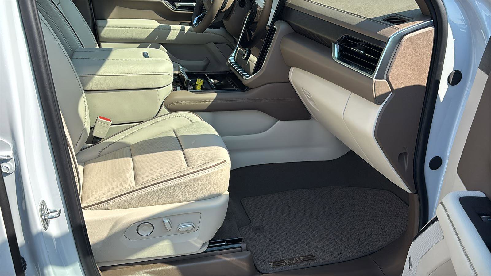 New 2026 GMC Yukon XL Denali w/ Denali Reserve Package image 23