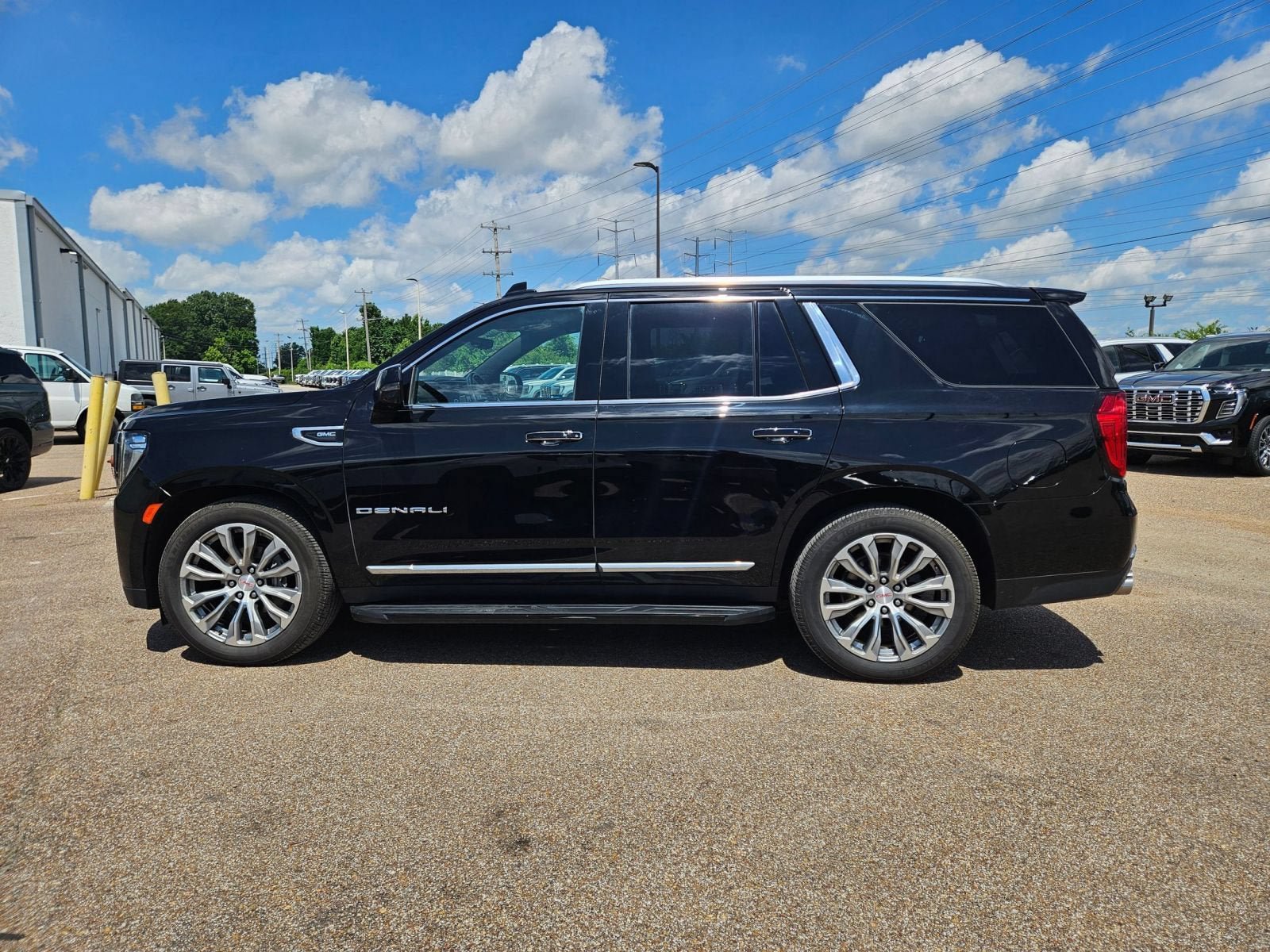 Used 2022 GMC Yukon Denali w/ Advanced Technology Package AWD/4WD image 2
