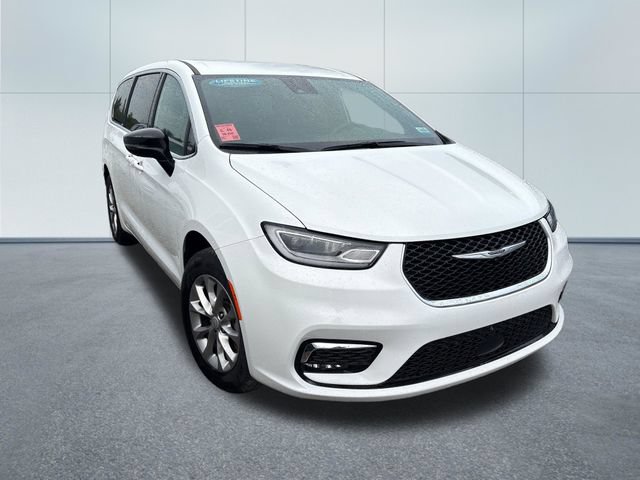 Used 2026 Chrysler Pacifica Select AWD/4WD image 4