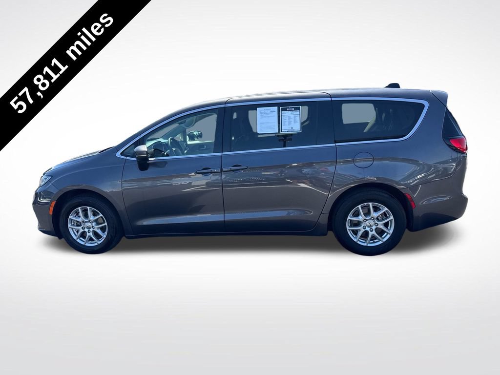 Used 2023 Chrysler Pacifica Touring-L FWD image 2
