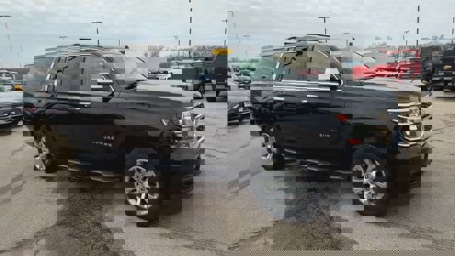 Used 2019 Chevrolet Suburban LT image 2