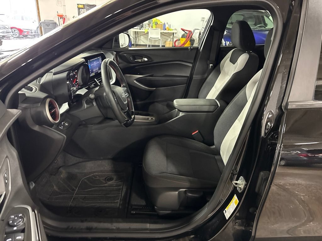 Used 2025 Chevrolet Trax RS FWD image 26