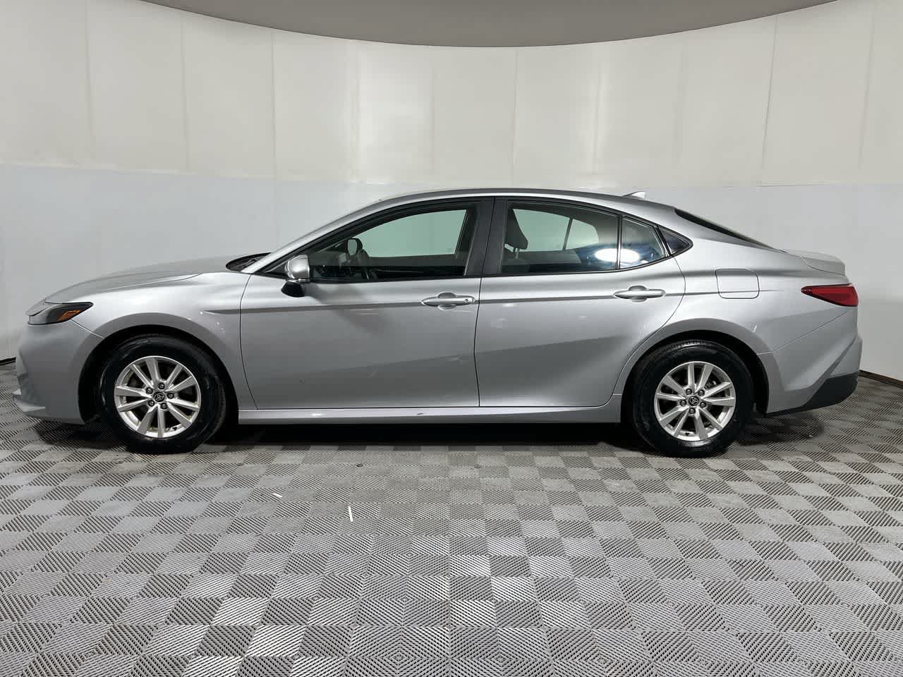 Used 2025 Toyota Camry LE FWD image 5