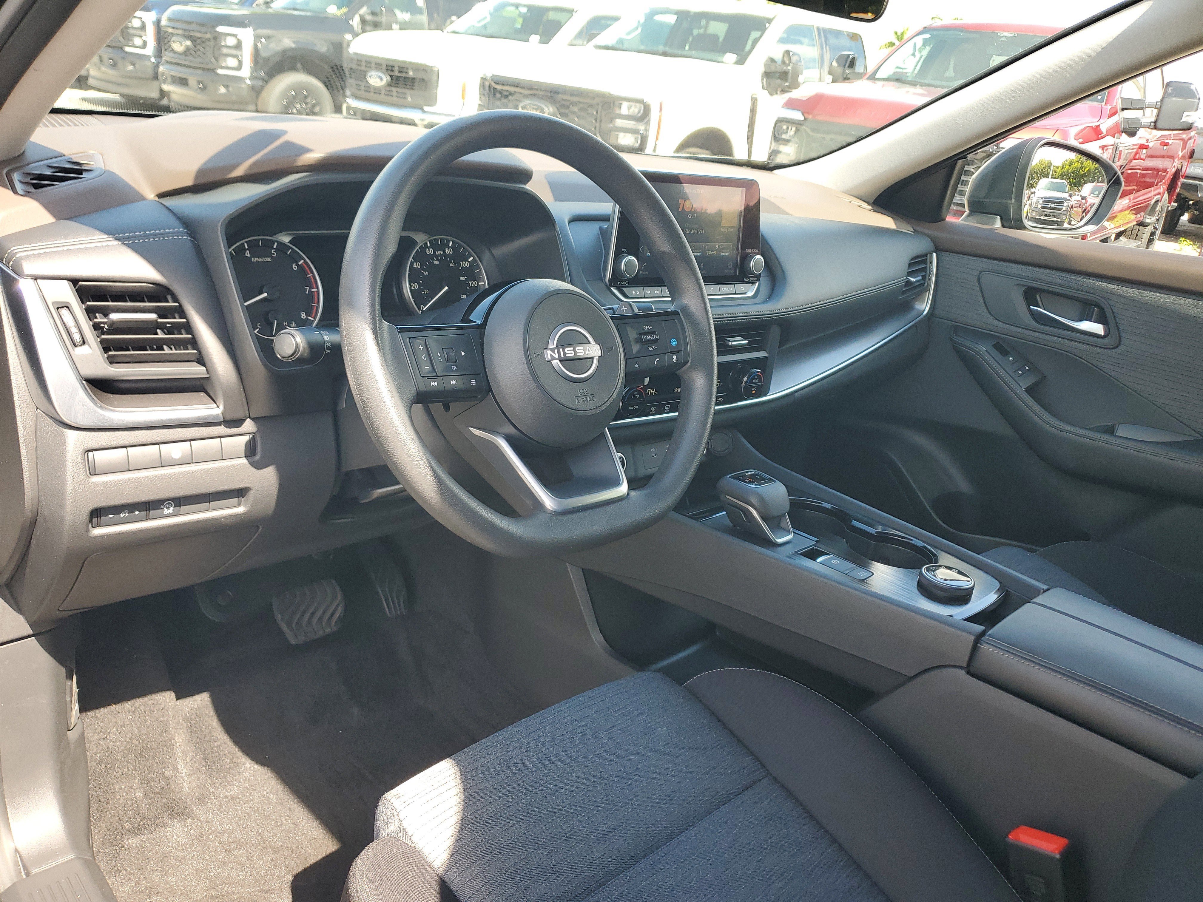 Used 2023 Nissan Rogue SV image 9