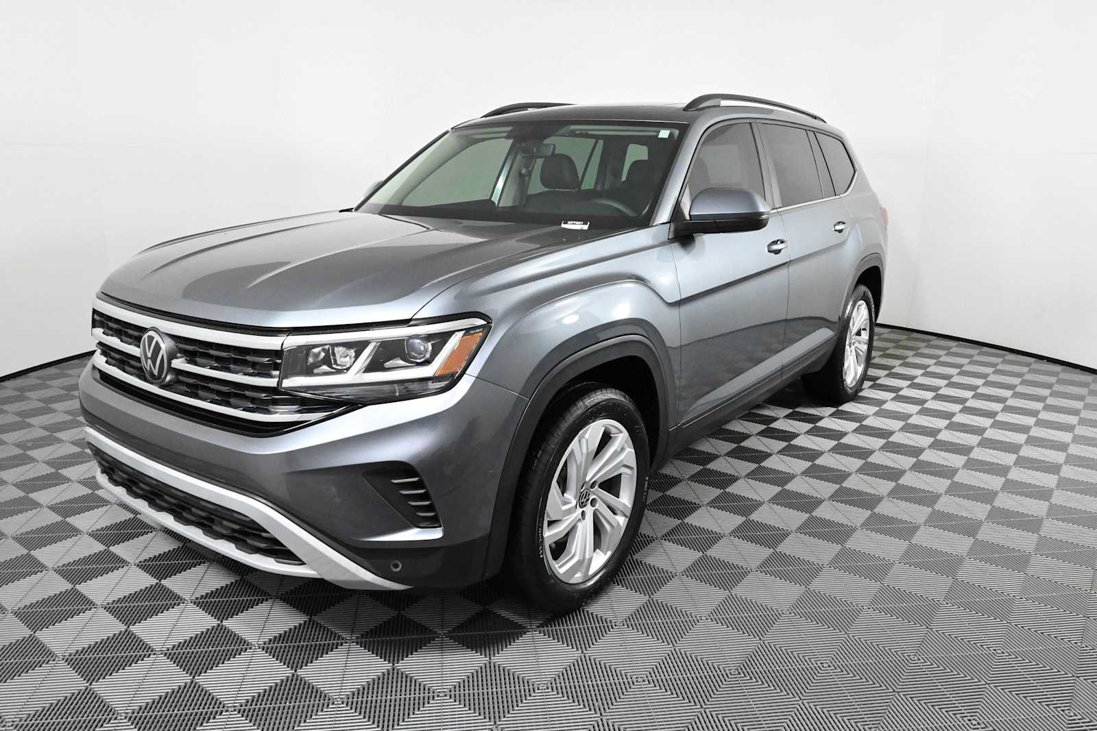 Certified 2023 Volkswagen Atlas SE w/ Panoramic Sunroof Package AWD/4WD image 2