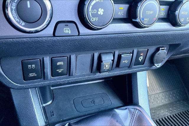 Used 2020 Toyota Tacoma TRD Sport AWD/4WD image 31