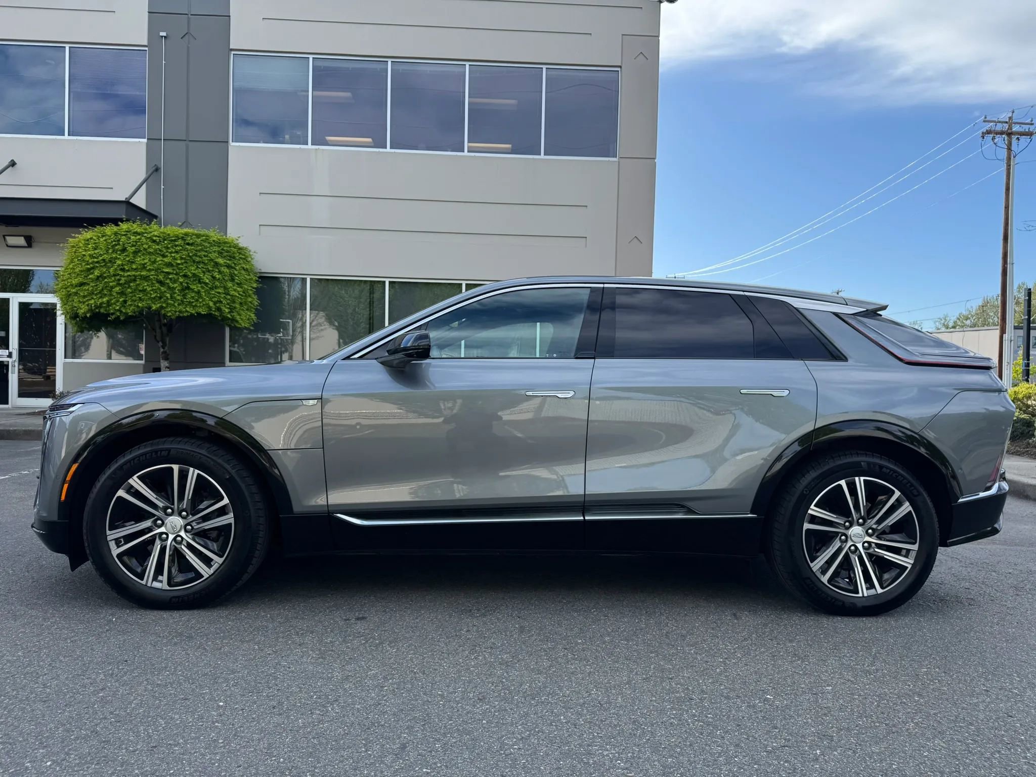 Used 2023 Cadillac Lyriq AWD image 6
