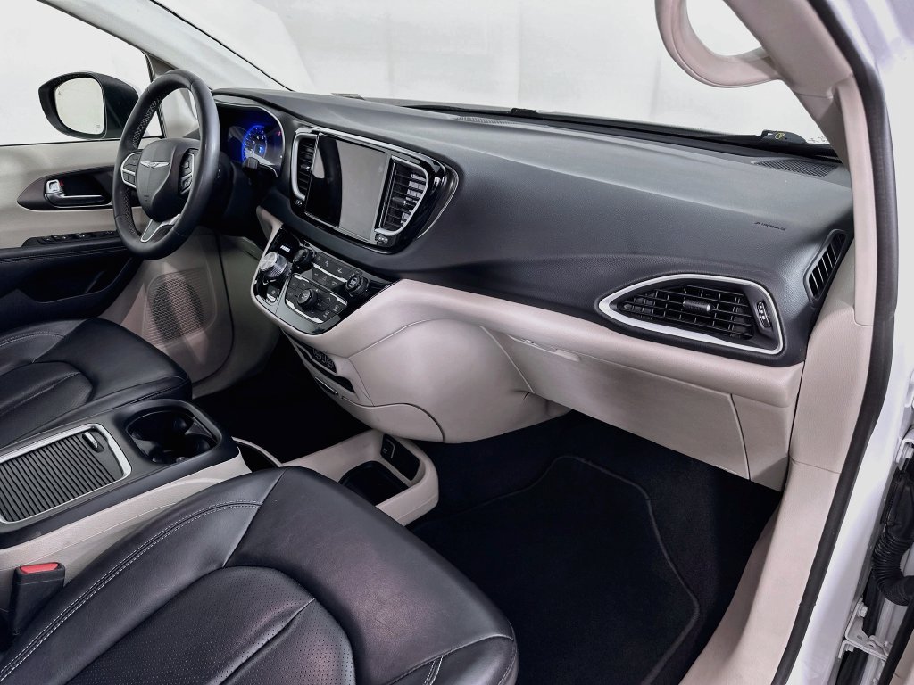 Certified 2023 Chrysler Pacifica Touring-L FWD image 40