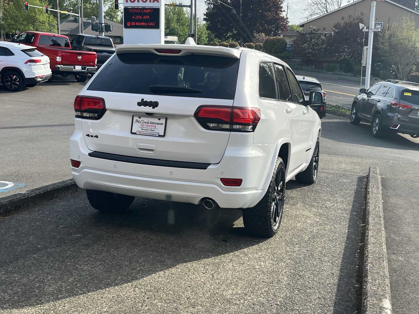 Used 2019 Jeep Grand Cherokee Altitude AWD/4WD image 6