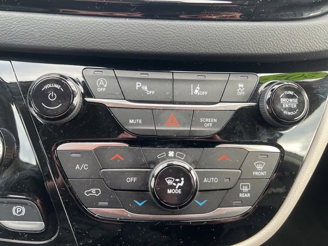 Used 2024 Chrysler Pacifica Touring-L image 28