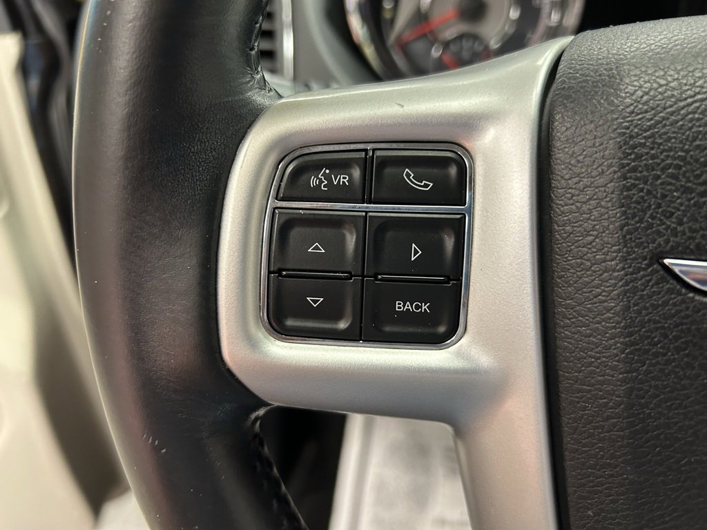 Used 2015 Chrysler Town & Country Touring image 14