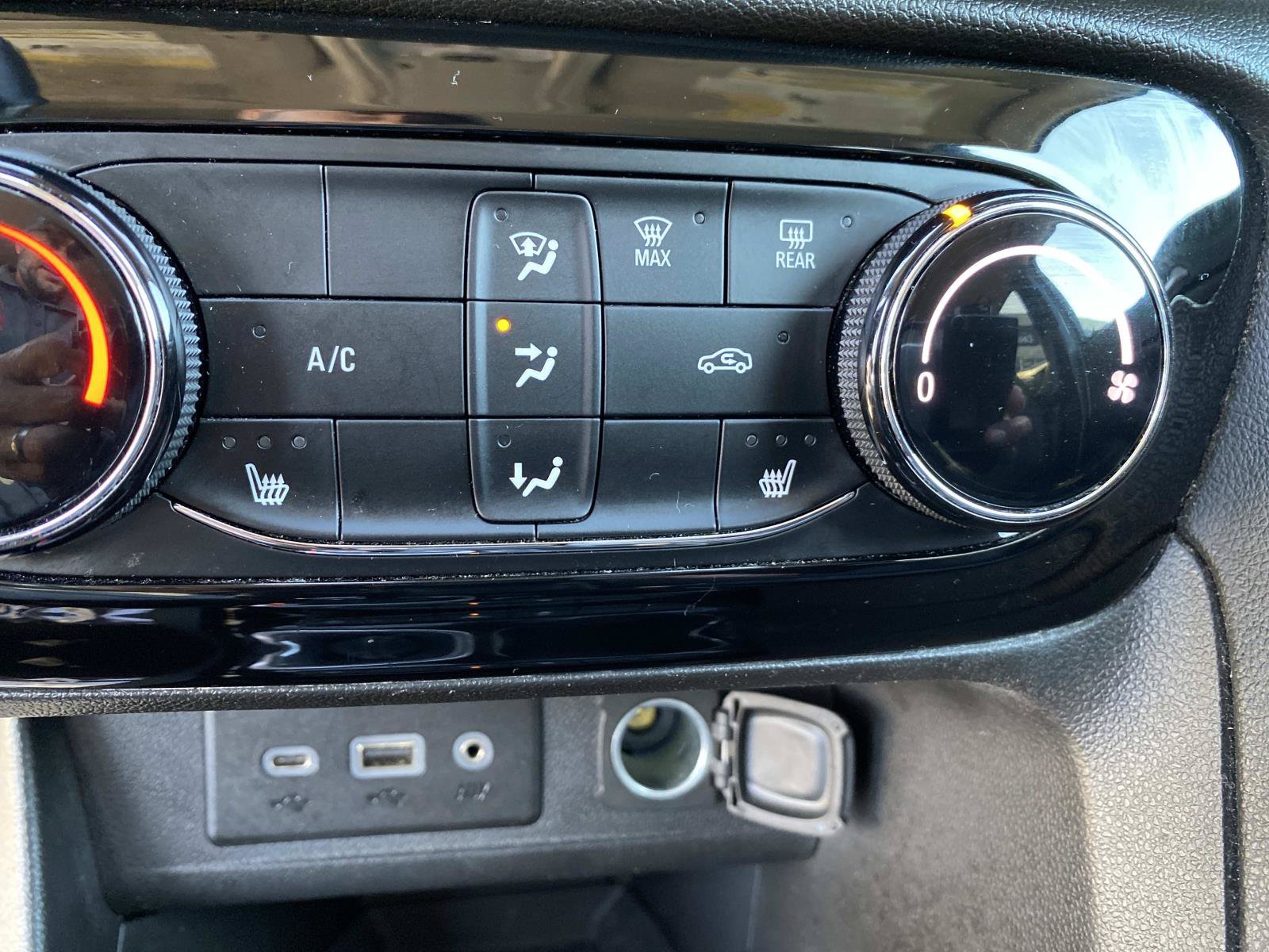 Used 2020 Buick Encore GX Preferred w/ Cold Weather Comfort Package FWD image 13