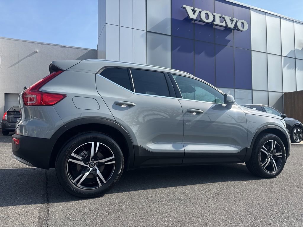 Certified 2025 Volvo XC40 B5 Core AWD/4WD image 1