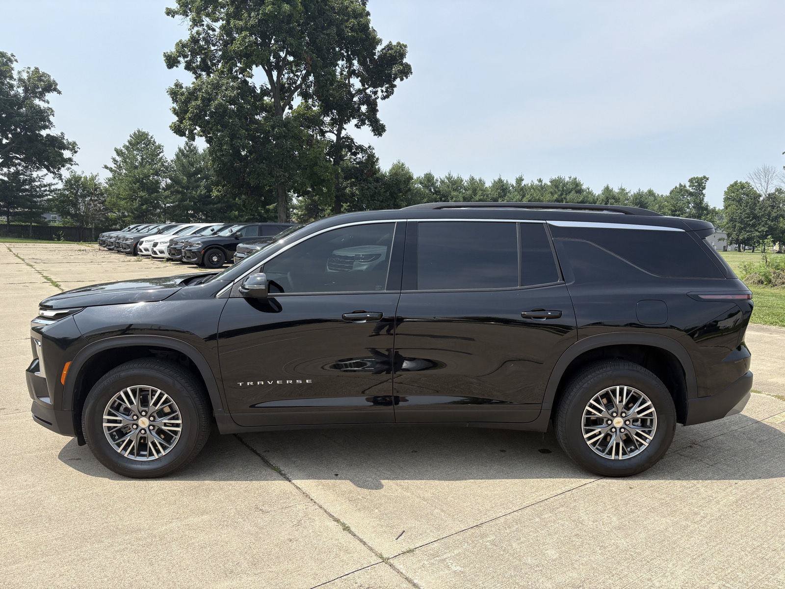 Used 2025 Chevrolet Traverse LT FWD image 23