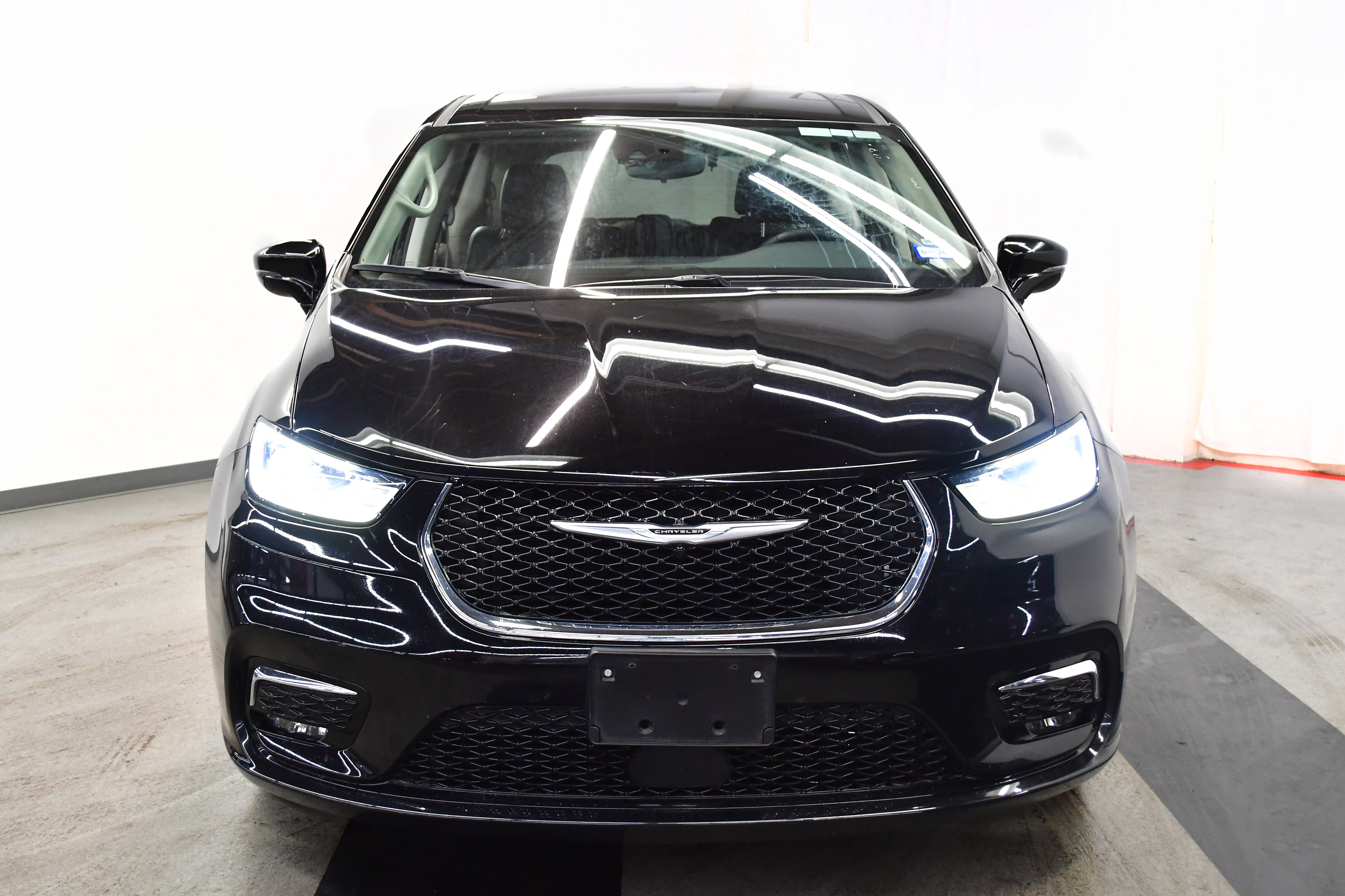 Used 2024 Chrysler Pacifica Touring-L image 3