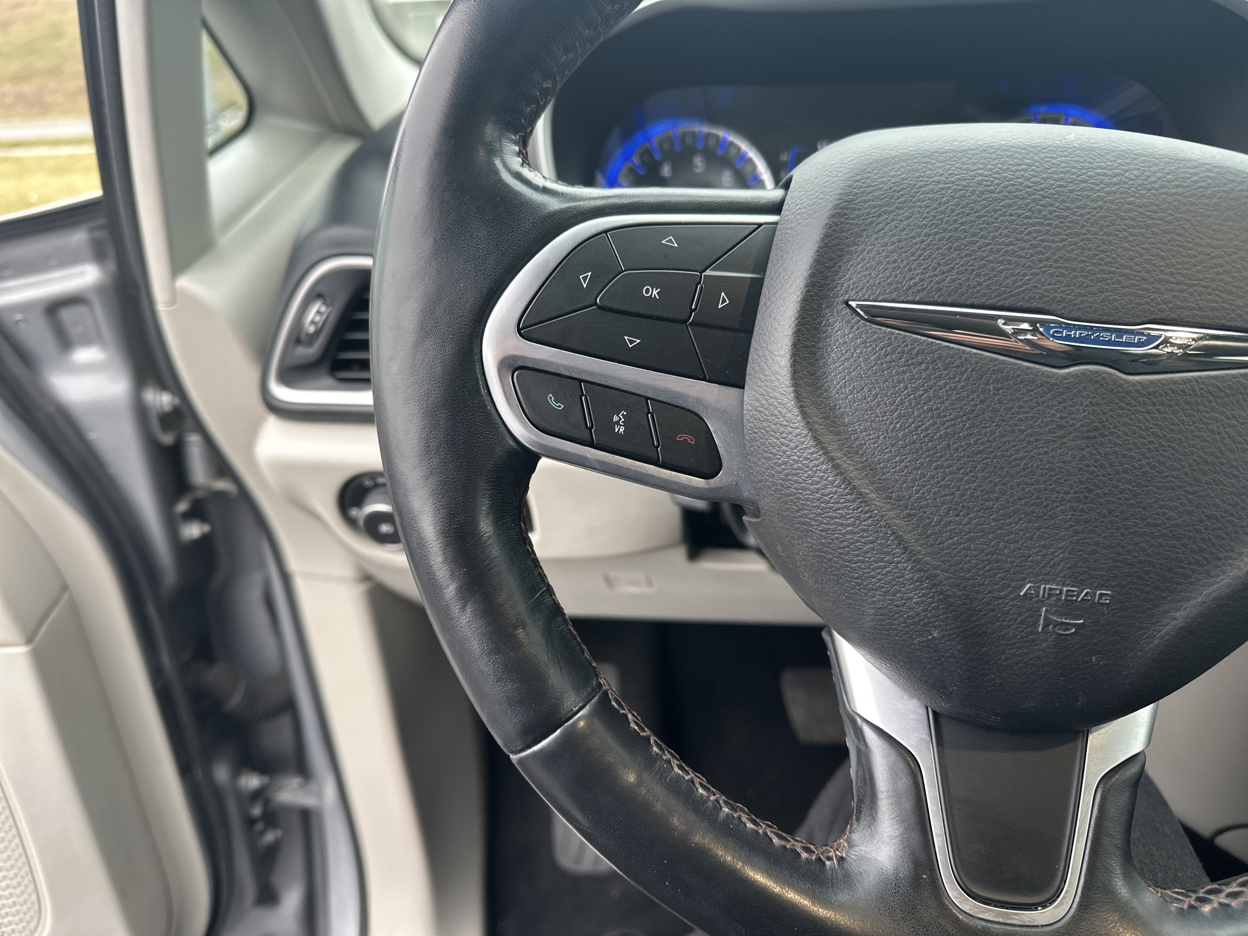 Used 2020 Chrysler Pacifica Touring-L image 18