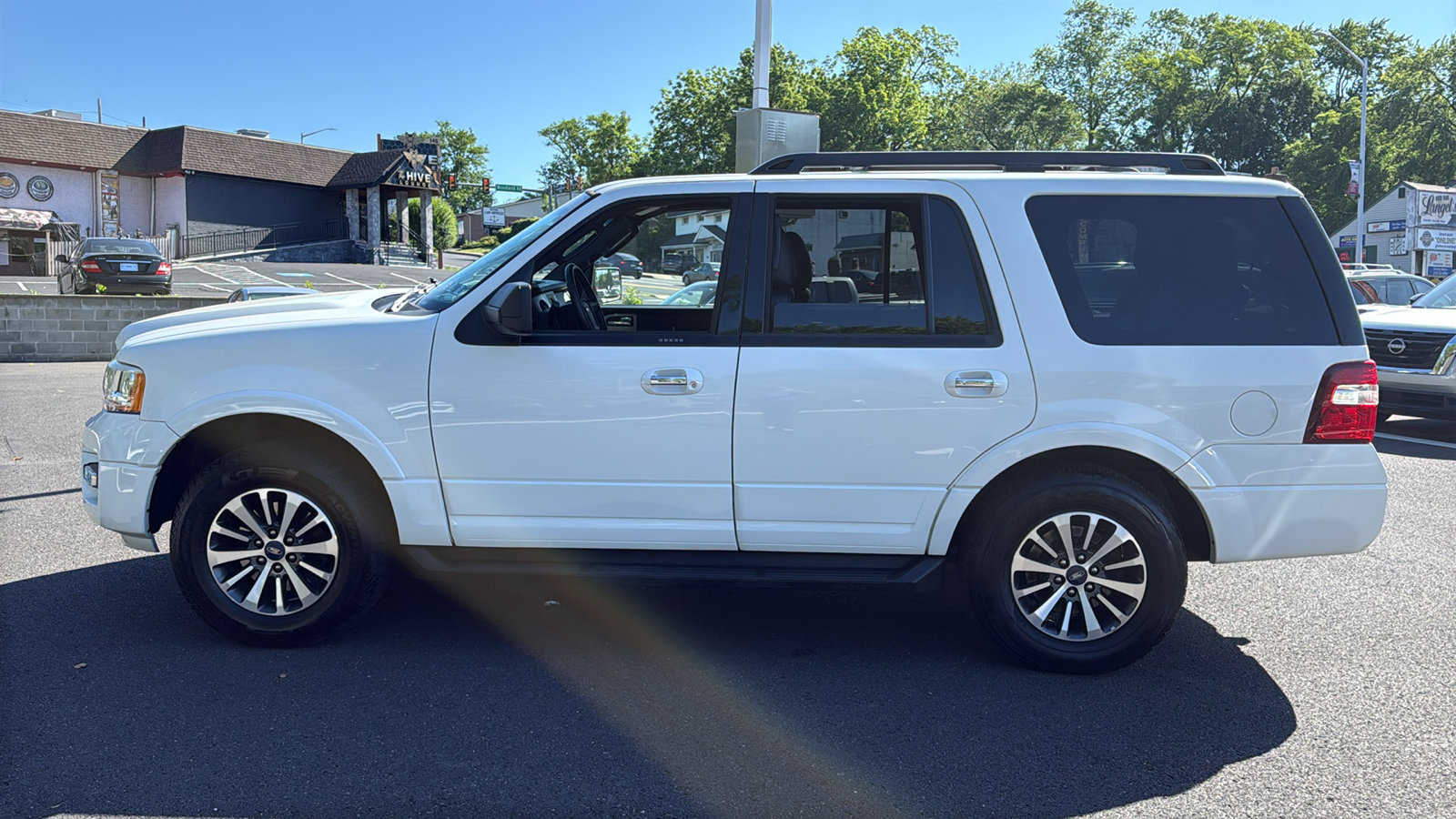 Used 2017 Ford Expedition XLT AWD/4WD image 4